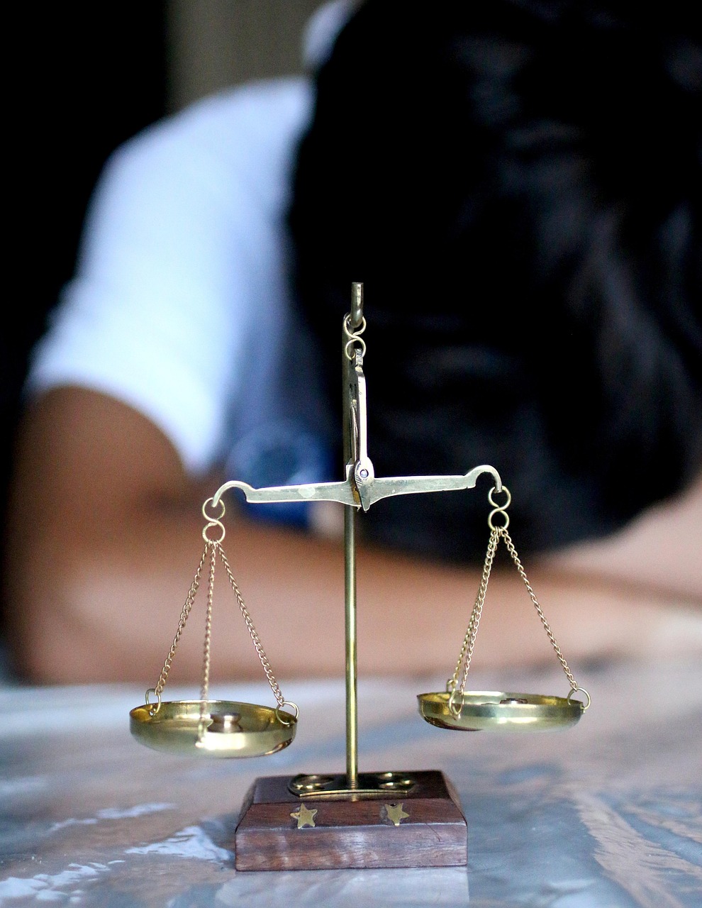 被前男友泼汽油毁容女子望二审重判—正义的天平不会倾斜